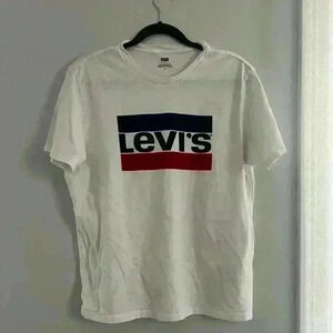 Levi’s short sleeve tee
